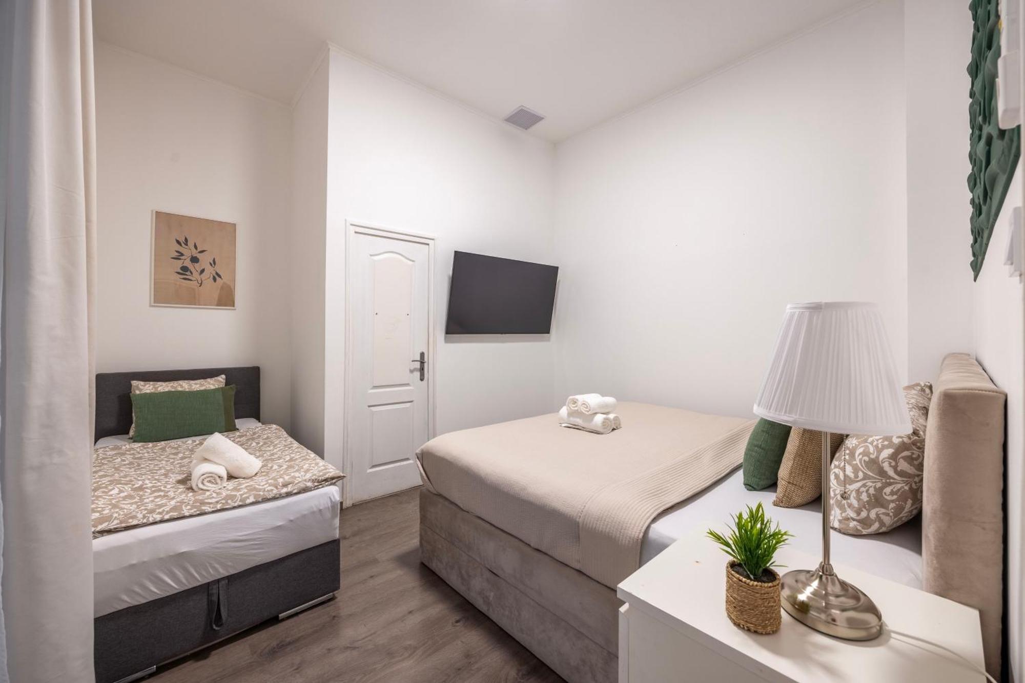 Apartment Deluxe Danube Center Next To The Fashion St' *